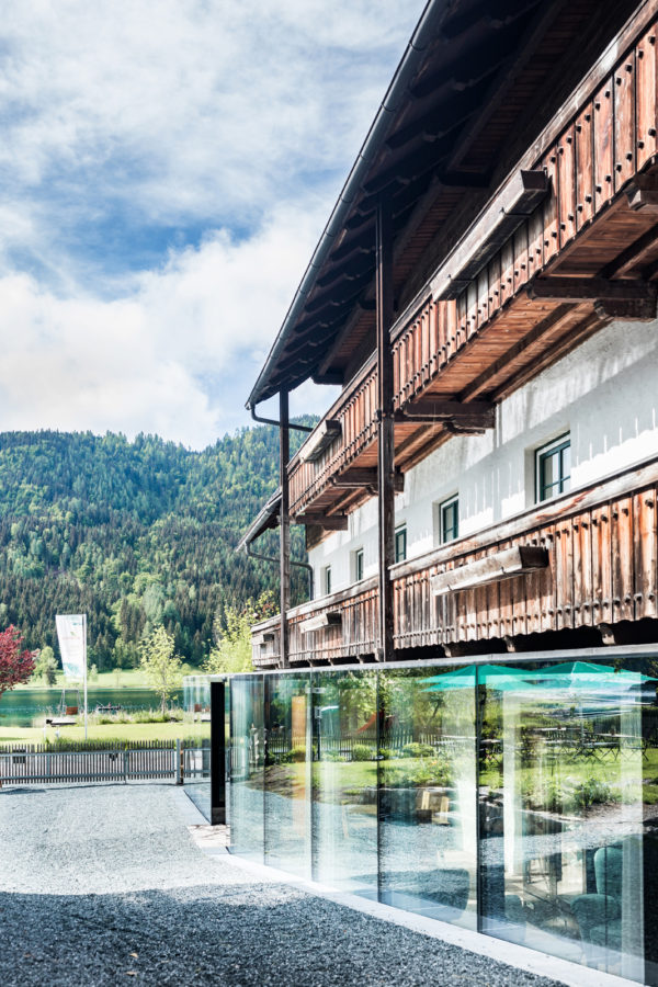 Der Weissensee spiegelt sich im neuen Freiblick am Gralhof
