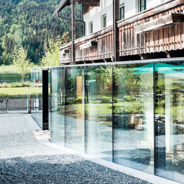 Der Gralhof Freiblick ist der neue Eingang, Wohnzimmer und Essbereich.