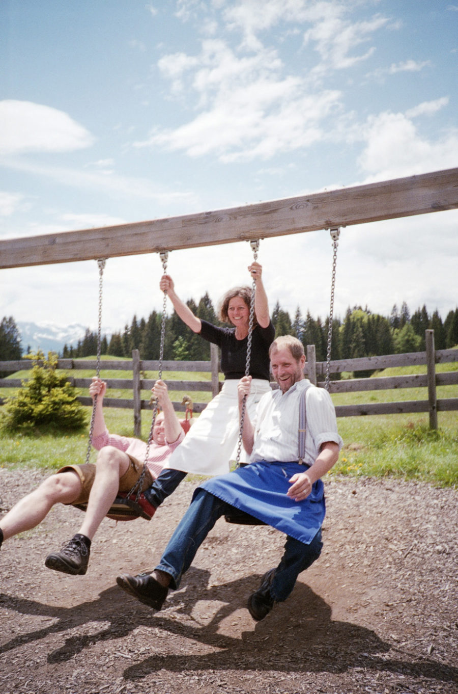 A Gaude auf der Schaukel der Naggleralm am Weissensee