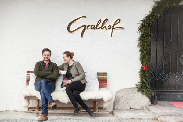Michael und Corinna Knaller vorm alten Gralhof-Eingang