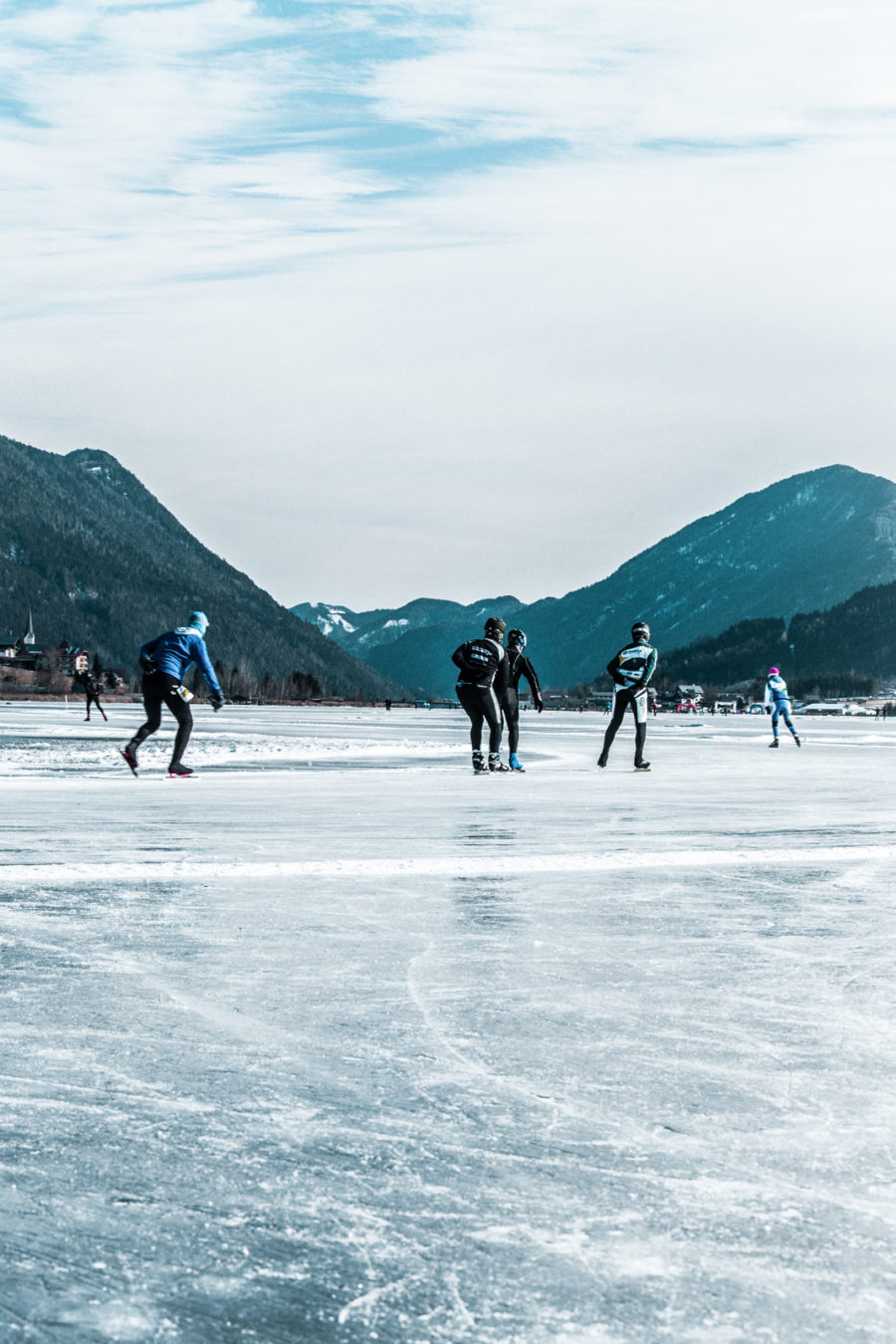 Der Weissensee im Winter ist eine der größten Natur-Eislauf-Fächen Europas
