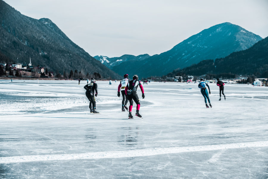 Der Weissensee im Winter ist eine der größten Natur-Eislauf-Fächen Europas