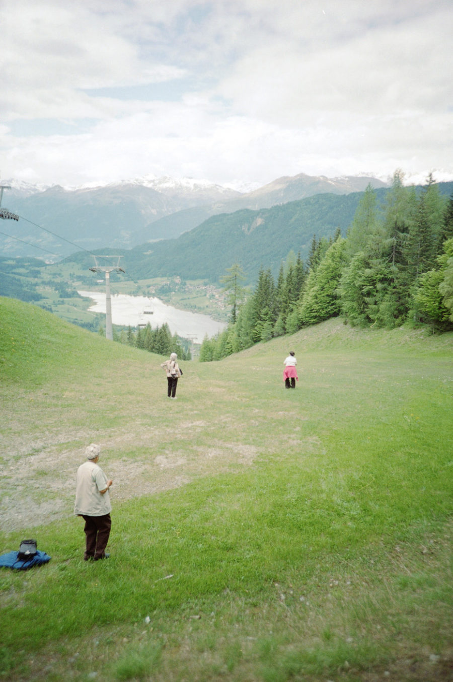 Spaziergänger auf der Alm um den Weissensee