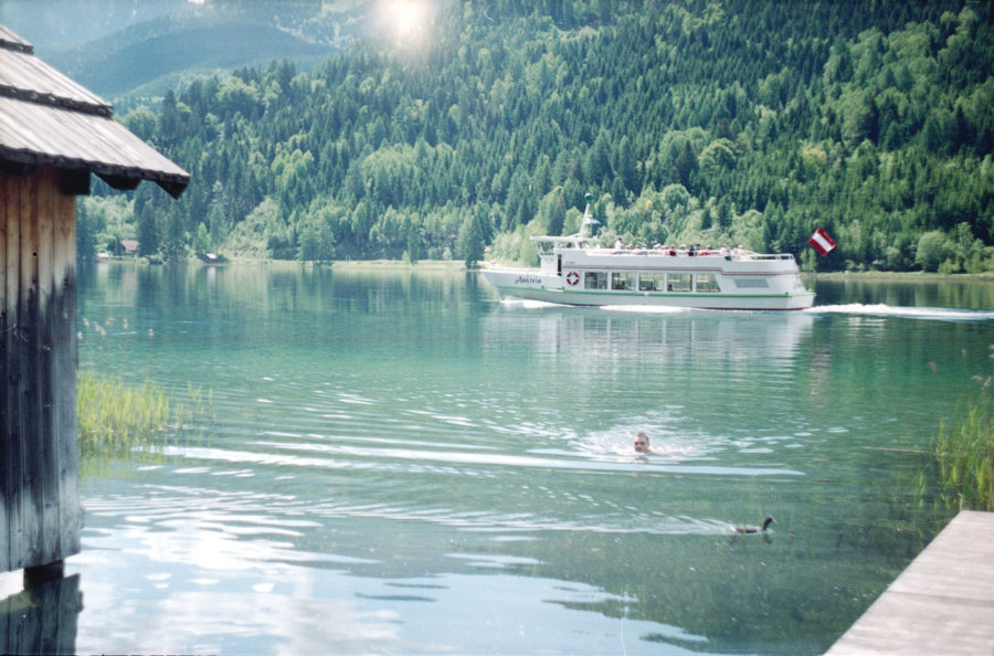 Ausflugsschiff fährt am Gralhof vorbei
