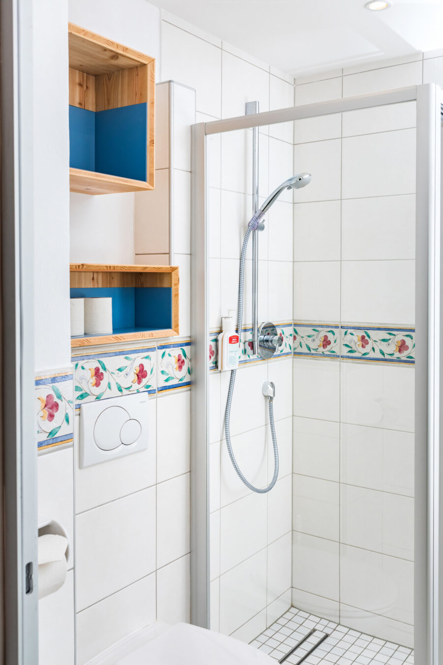 Badzimmer mit Holzkuben